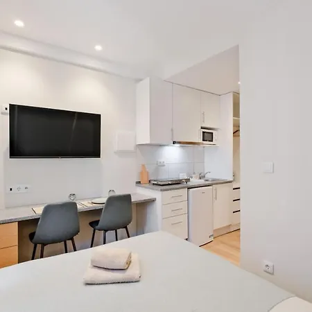 Lovely Fully Equipped Near Subway N3 Apartment *