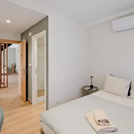 Апартаменти Lovely Fully Equipped Near Subway N3